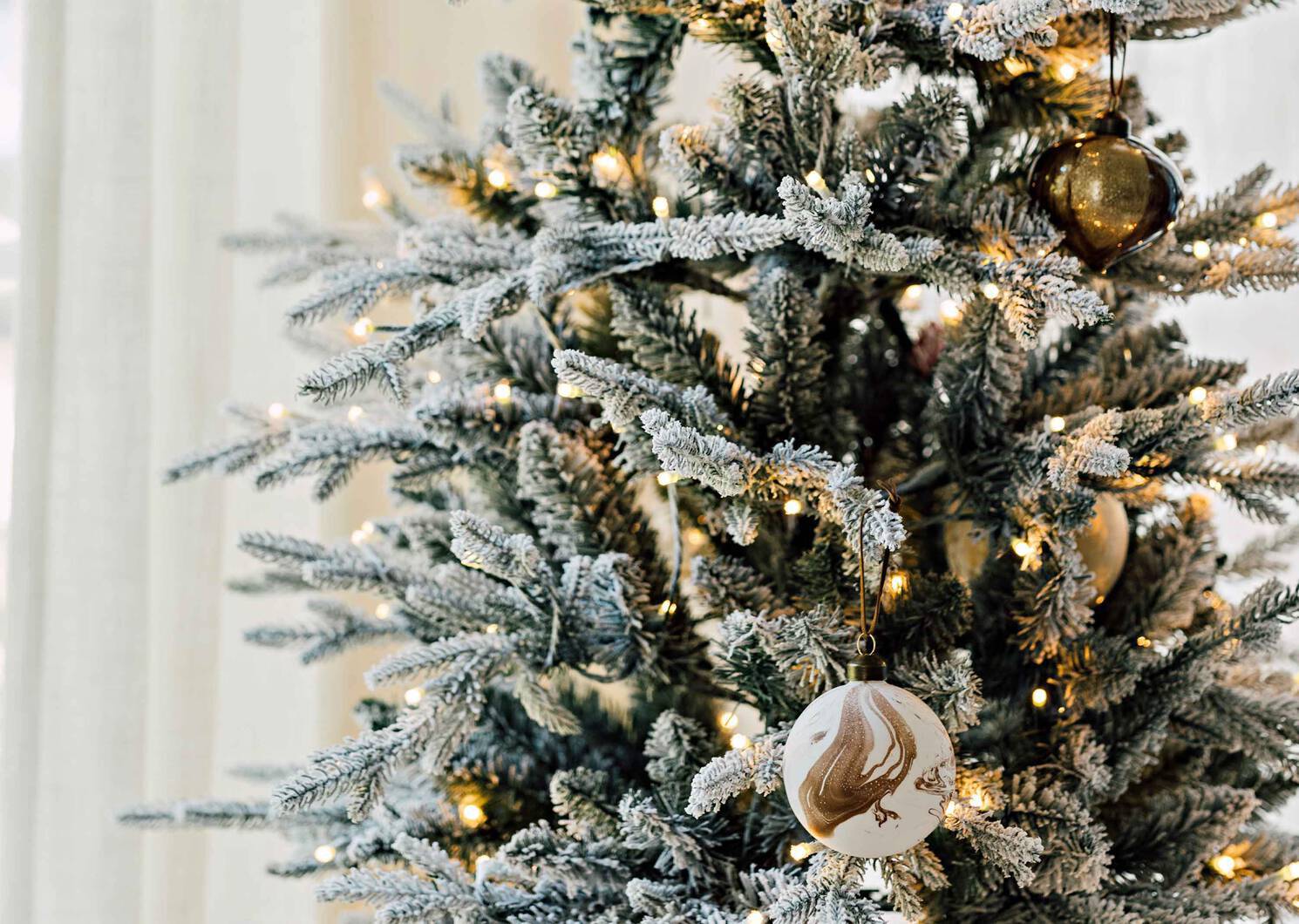 Sapin enneigé pré-illuminé Flurry 7 pi