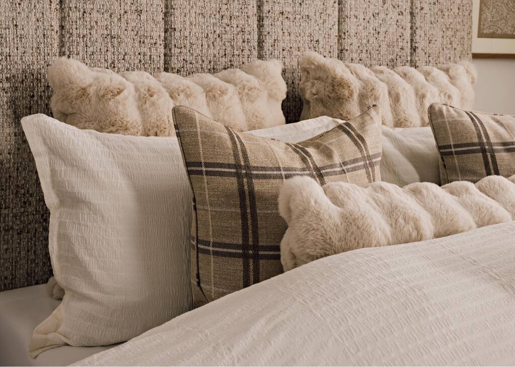 Tr&egrave;s grand lit Finnian -Sia cr&egrave;me