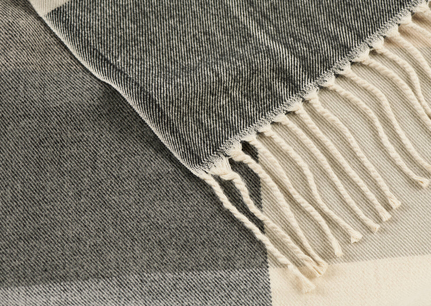 Watkins Throw Sand/Black/Ivory
