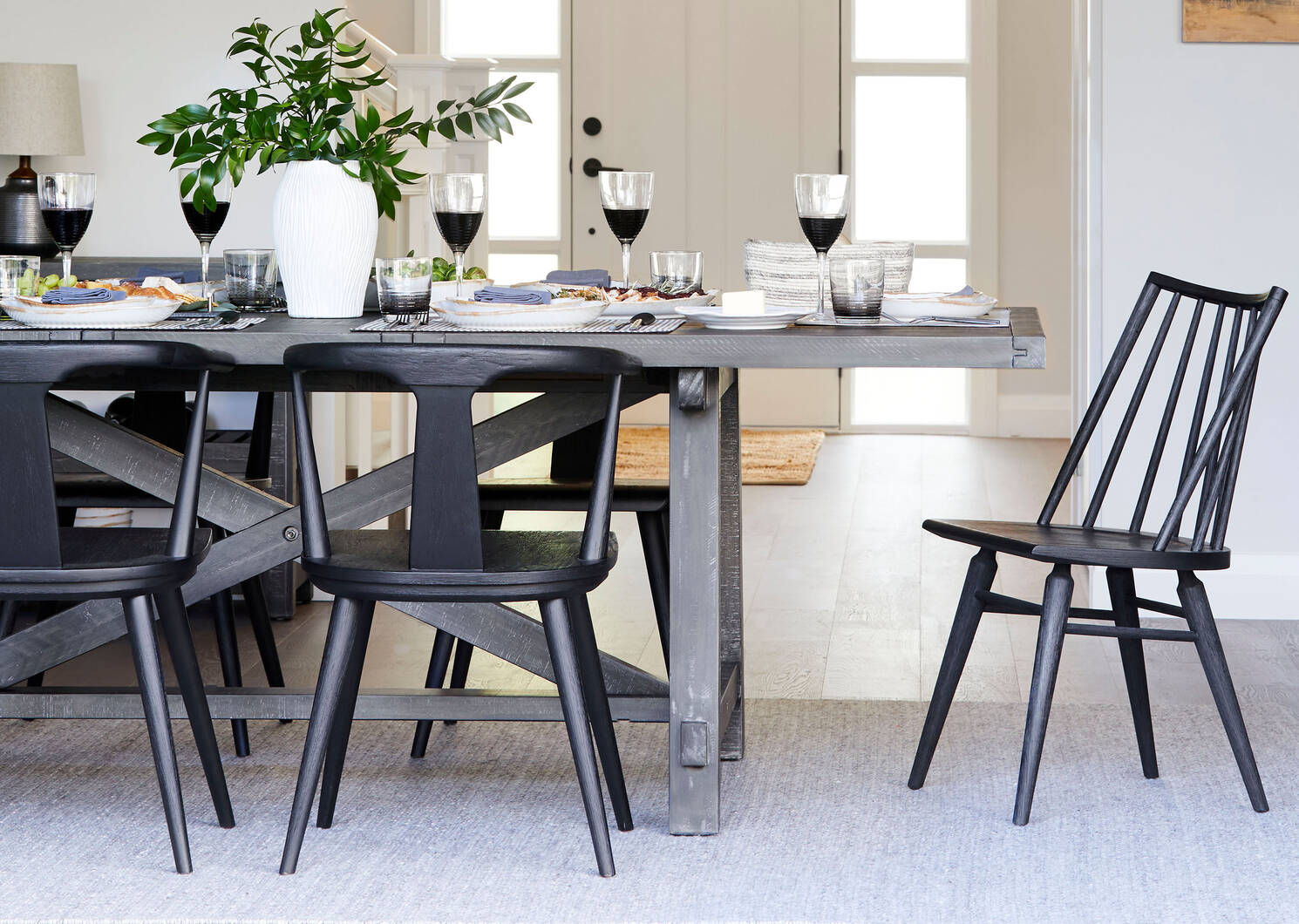 Chaise Garvin -noire
