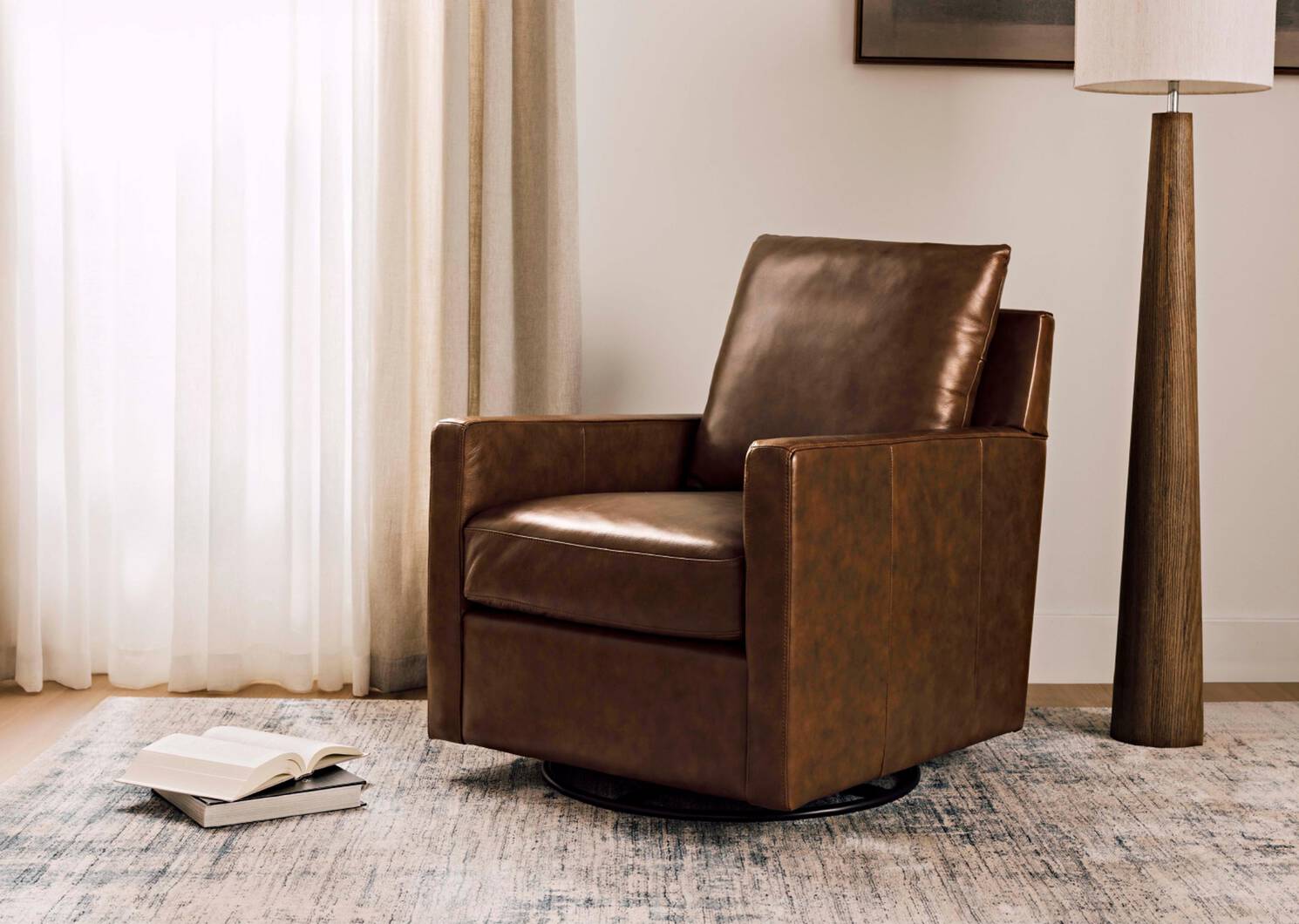 Fauteuil pivotant cuir Sadie -Arlo rhum