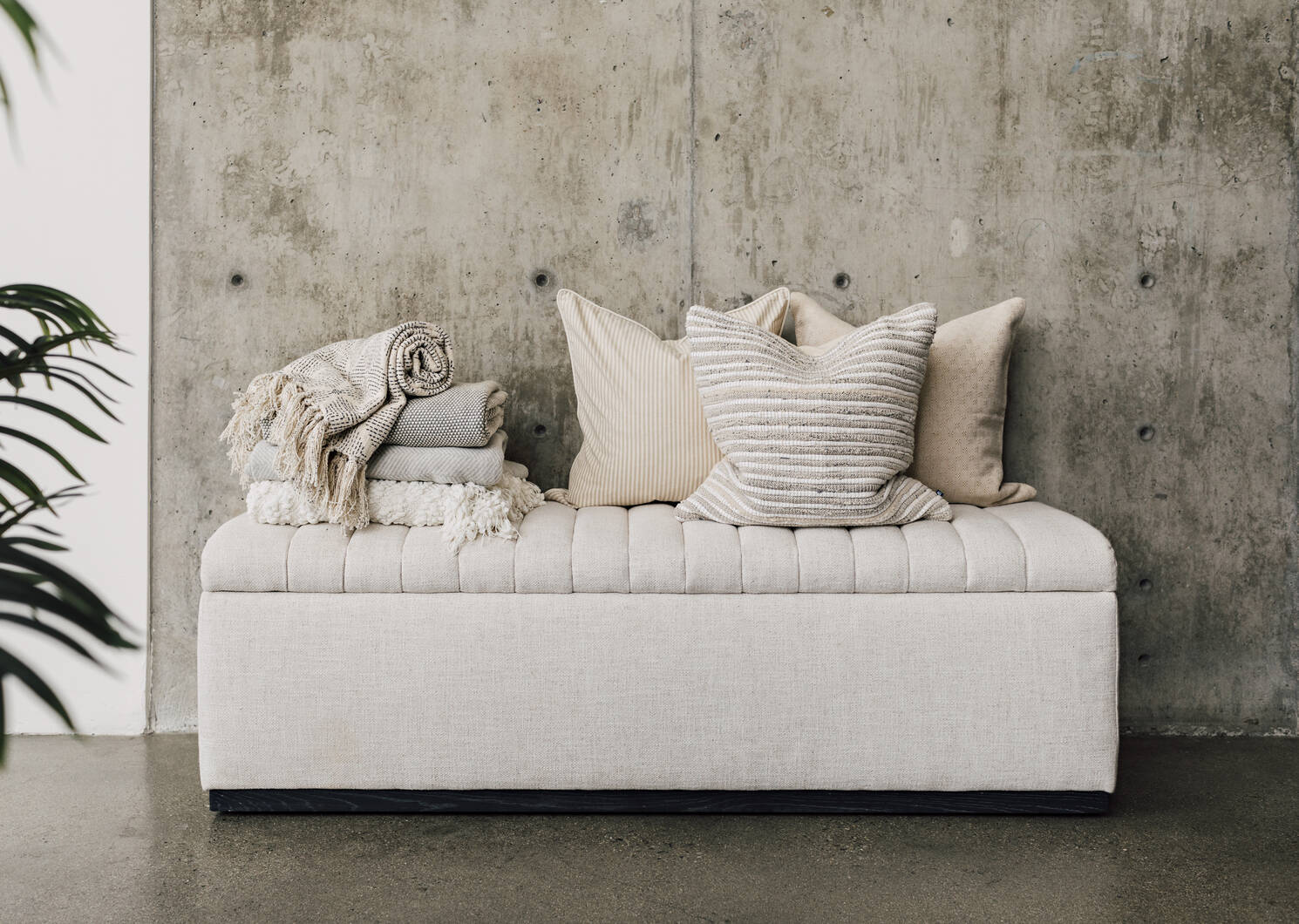 Oliver Storage Bench -Levie Sand